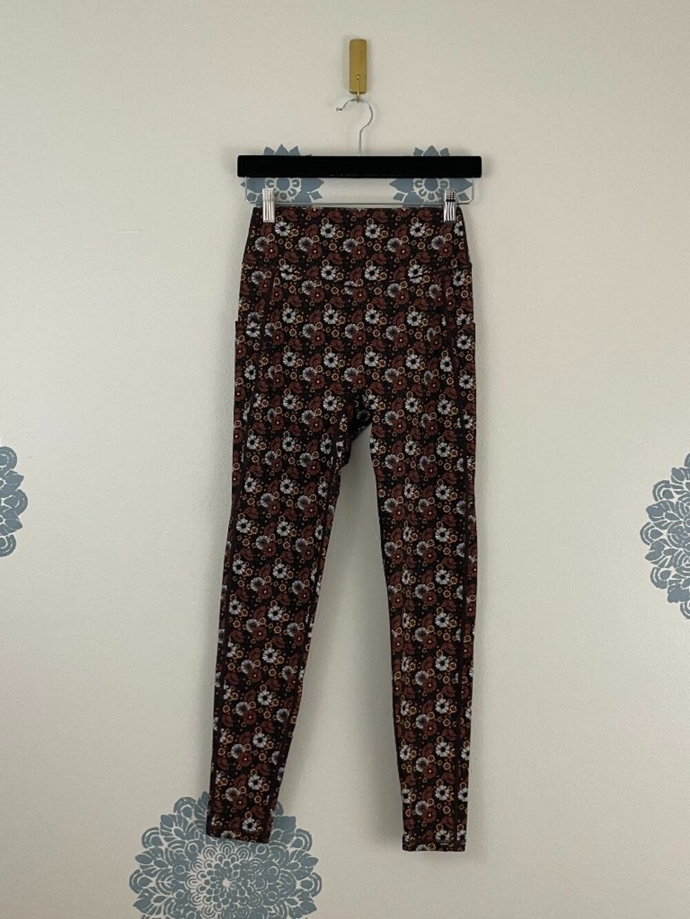 BuffBunny Rosa Pocket Leggings in Brown Petal Print Size Medium